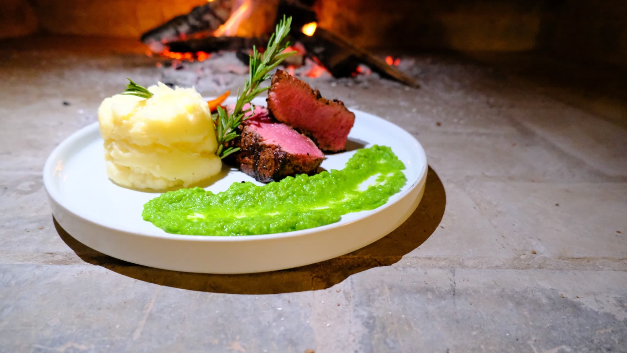 Beef fillet with pea purée by the fireplace