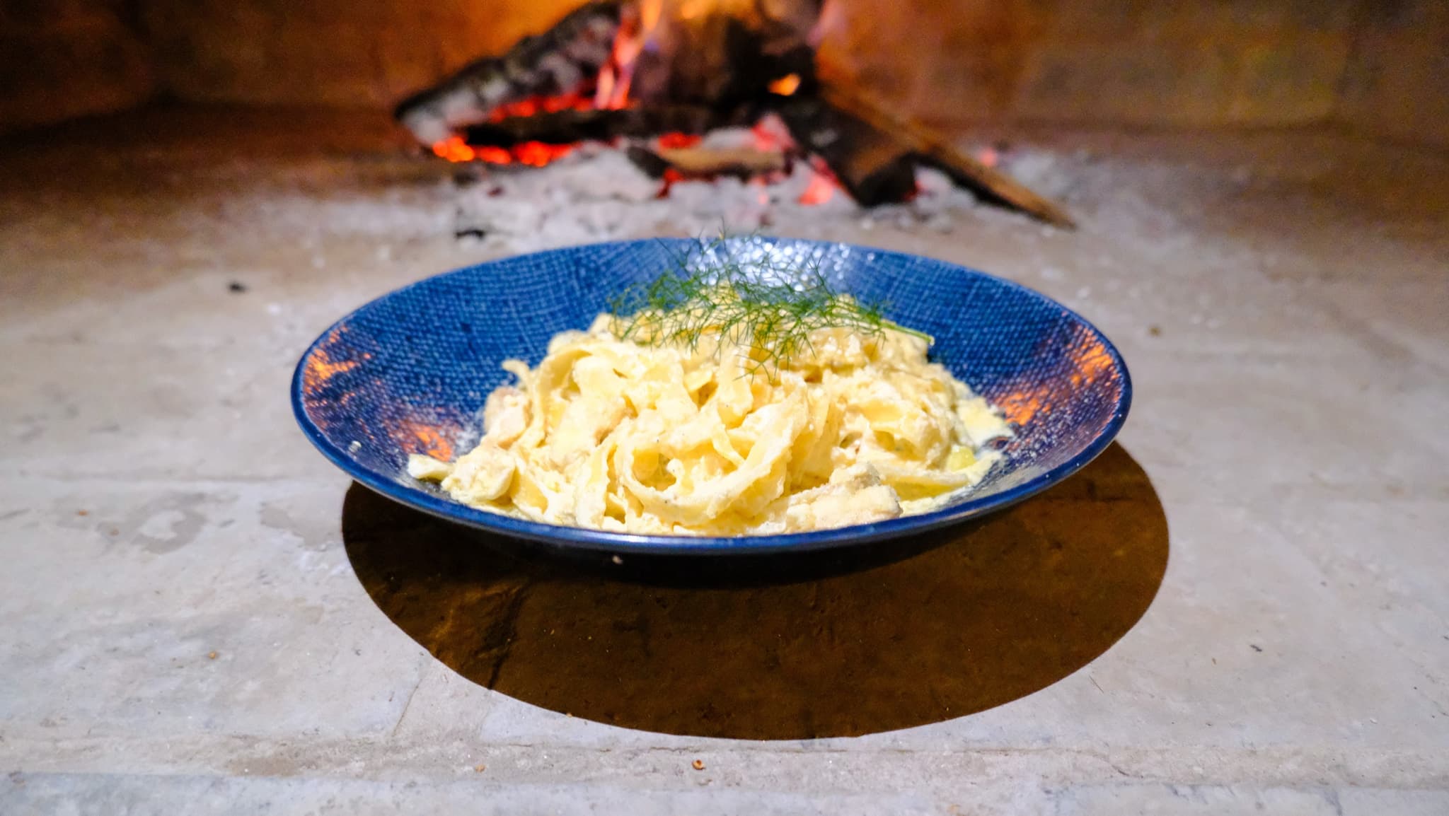 Creamy fettuccine with fennel in a blue bowl
